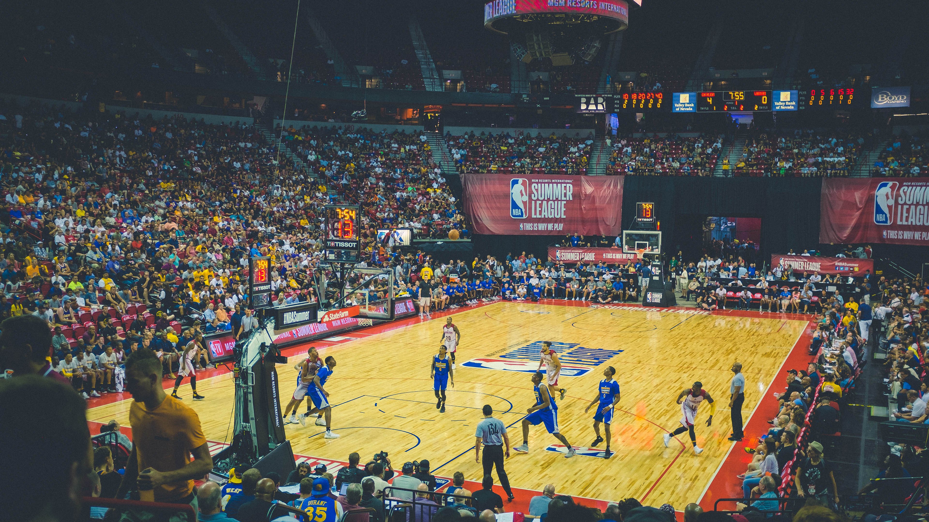 JackeyLove迎来十二赛季出色发挥，皇家马德里观众热烈欢呼！观众掌声雷动