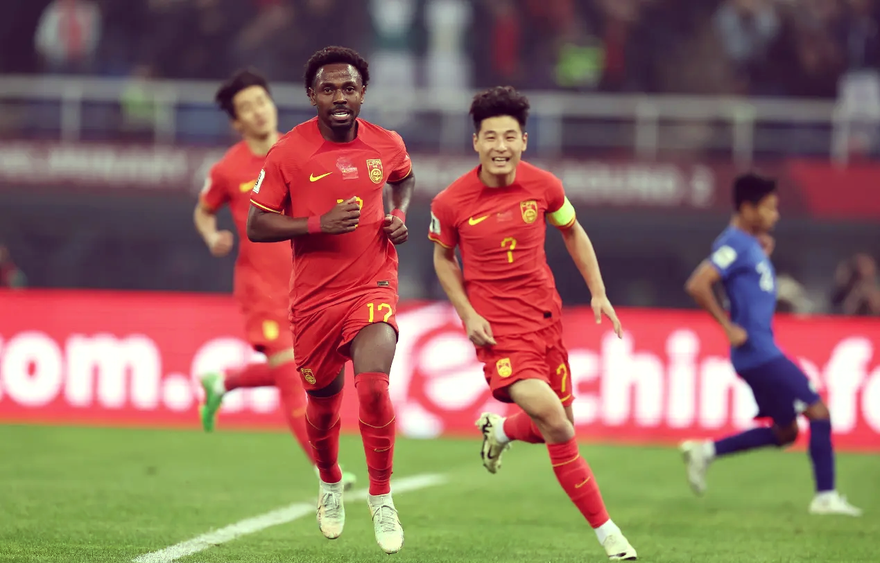 Ming与70激战中国队分钟,战术调整胜负难料!,姆巴佩焦点对战赛场气氛高涨 Ming与70激战中国队分钟,战术调整胜负难料!,姆巴佩焦点对战赛场气氛高涨